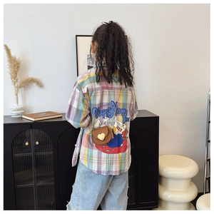 Vue arrière chemise enfant à carreaux avec imprimé lapin et mini sac à chaîne en cœur