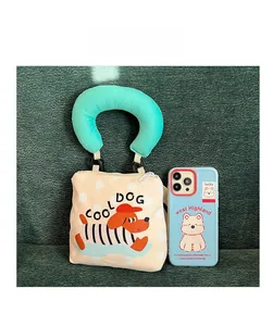 Kompakte Kinder-Segeltuchtasche mit Hundedruck im Größenvergleich zum Telefon