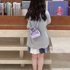 Sac bandoulière enfant violet à paillettes en forme de coquillage avec perles
