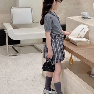 Sac à main à paillettes pour fille avec polo gris et ensemble jupe plissée à carreaux