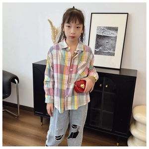 Détail de la texture en coton à carreaux colorés et poche sur chemise enfant