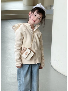 Toddler girl wearing beige hoodie and blue jeans with white woven mini flap chain bag