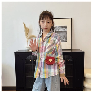Mini sac à bandoulière cœur rouge pour enfant avec chaîne dorée sur tenue à carreaux
