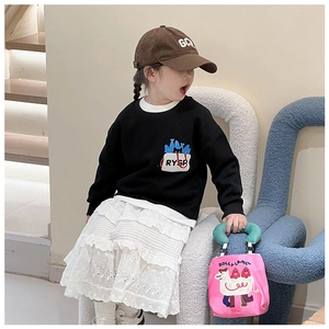 Detail der rosa Cartoon-Handtasche für Kinder, kombiniert mit Sweatshirt und Spitzenrock