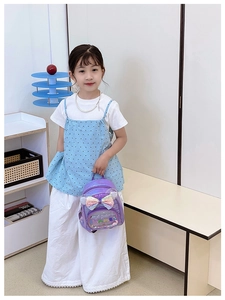 Dettaglio dello zaino viola con paillettes per bambini con grande fiocco glitterato e lucido