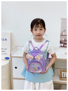 Dettagli dello zainetto viola per bambini con fiocco di paillettes e tasca trasparente