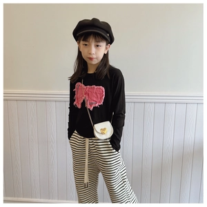 Détail du mini sac bandoulière blanc pour enfant avec fermoir cœur en métal et chaîne