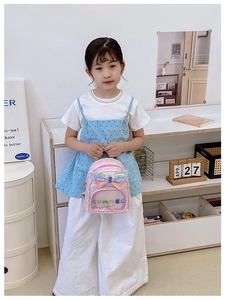Dettaglio zaino rosa con paillettes per bambini con fiocco e finestra scritta Summer