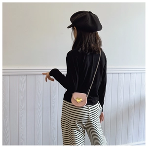 Mini sac bandoulière rose pour enfants avec cœur métallique et fine chaîne dorée