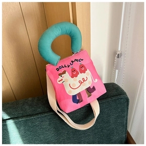 Detail der rosa Kinder-Stofftasche mit grünem Griff und Dolly Camel Cartoon-Druck