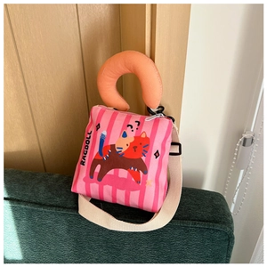 Detail der rosa gestreiften Canvas-Tasche mit Comic-Katze und robustem orangem Griff