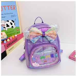 Dettaglio di uno zainetto viola glitterato per bambini con fiocco grande e orecchie