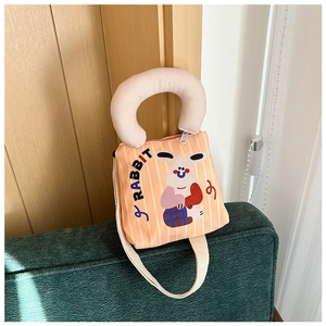 Detail der Kinder-Stofftasche mit orangefarbenen Streifen, Hasenprint und U-Griff
