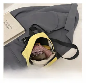 Vue intérieure du sac bandoulière jaune montrant le rangement du portefeuille et maquillage