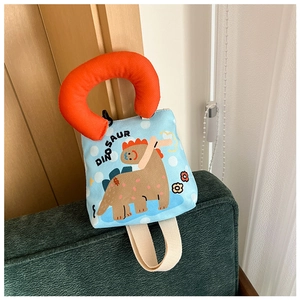 Detail der hellblauen Segeltuchtasche mit Dino-Aufdruck und orangem Griff