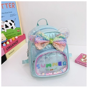 Dettaglio del fiocco di paillettes blu e glitter sullo zaino per bambini