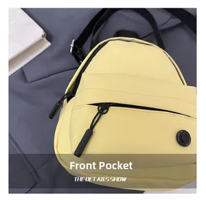 Gros plan sur la poche avant du sac à bandoulière jaune clair pour enfants avec zip