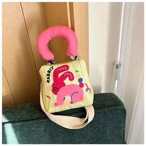 Detailansicht der Kinder-Stofftasche mit Hasenprint und großem rosa Plüschgriff