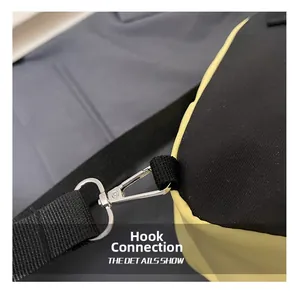 Détail du crochet métallique et de l'anneau en D sur le sac en toile jaune vif