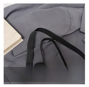 Détail de la bandoulière réglable en nylon noir avec boucle en métal argenté