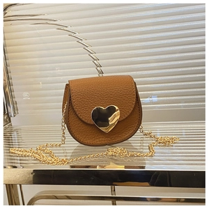 Détail du sac enfant en cuir grainé marron avec fermoir cœur doré et chaîne en métal