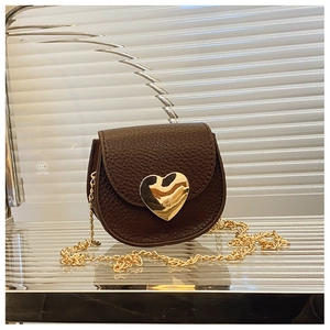 Détail du sac bandoulière enfant en cuir marron avec grand fermoir cœur doré brillant