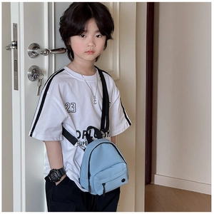 Détail du sac à bandoulière bleu clair pour enfant avec fermeture et sangle réglable