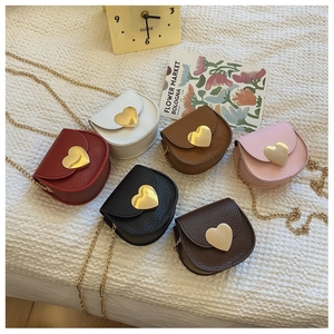 Mini sacs à bandoulière cœur en plusieurs couleurs avec bandoulières chaîne dorées