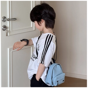 Détail du mini sac à dos enfant en nylon bleu clair avec deux compartiments zippés