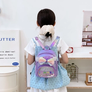Zainetto per bambini con finitura laser viola e fiocco di paillettes arcobaleno in scena