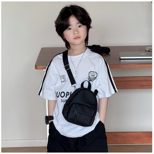Gros plan d'un sac bandoulière en nylon noir pour enfants avec fermeture éclair double