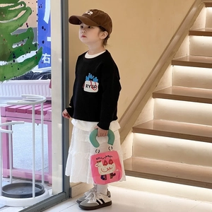 Kinder-Sweatshirt mit Katzenmotiv, weißer Stufenrock und rosa Cartoon-Handtasche