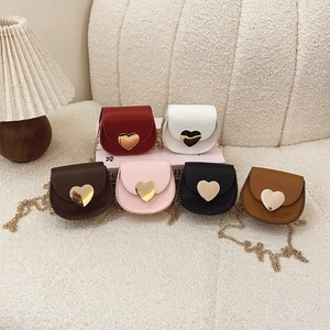 Mini Sac Bandoulière Enfants Cuir PU Motif Coeur Boucle Métallique Sac À Chaîne Mode Pour Tout-Petits