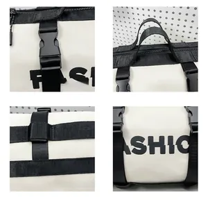 Détail du sac en toile blanche avec boucle en plastique et imprimé mode de lettres