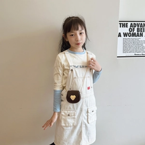 Petit sac bandoulière enfant en cuir marron avec boucle cœur doré et chaîne métal