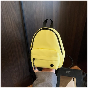 Détail du sac bandoulière en nylon jaune vif avec fermeture éclair et logo noir