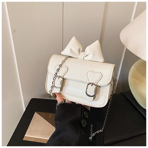 Détail du mini sac blanc en cuir PU pour fille avec grand nœud et chaîne en métal argent
