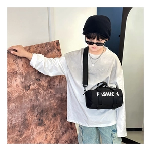 Sac bandoulière cylindrique noir tendance avec lettres blanches pour garçons et enfants