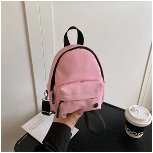 Vue détaillée d'un mini sac à bandoulière rose avec texture nylon et sangle noire