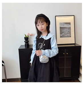 Détail d'un ensemble robe deux pièces pour fille avec broderie lapin et chemise bleue