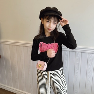 Sac bandoulière enfant chic avec cœur en métal et chaîne sur une tenue tendance