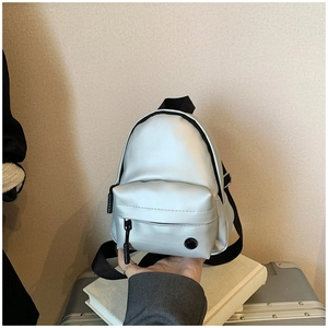 Détail d'un mini sac bandoulière argenté métallisé avec sangles noires et logo mode