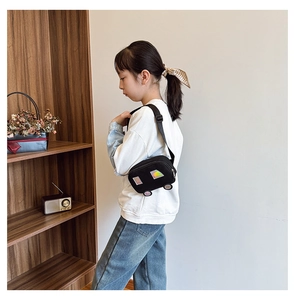 Detail of the cute car-shaped canvas bag with reflective laser windows for kids