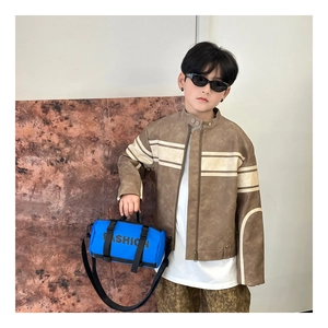 Détail d'un sac bandoulière cylindrique bleu vif avec texte FASHION pour enfants stylés