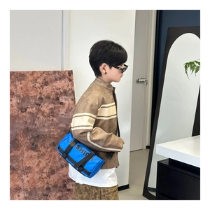 Sac bandoulière cylindrique bleu pour enfants avec sangles sportives et lettrage tendance