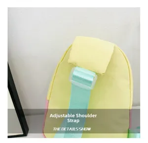 Vue détaillée de la bandoulière réglable en nylon vert menthe et boucle en plastique du sac