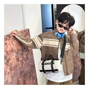Détail du sac à bandoulière cylindrique en toile blanche avec lettrage FASHION enfant