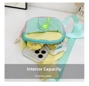 Vue de la capacité intérieure d'un sac bandoulière coloré avec poche à cordon