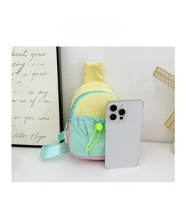 Comparaison détaillée du sac de poitrine colorblock pour enfants avec la taille d'un smartphone