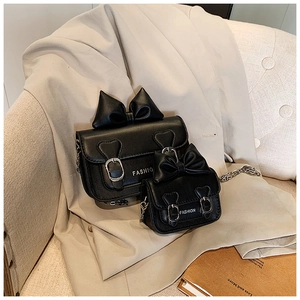 Comparaison détaillée de deux sacs à bandoulière noirs avec nœud en petite et grande tailles